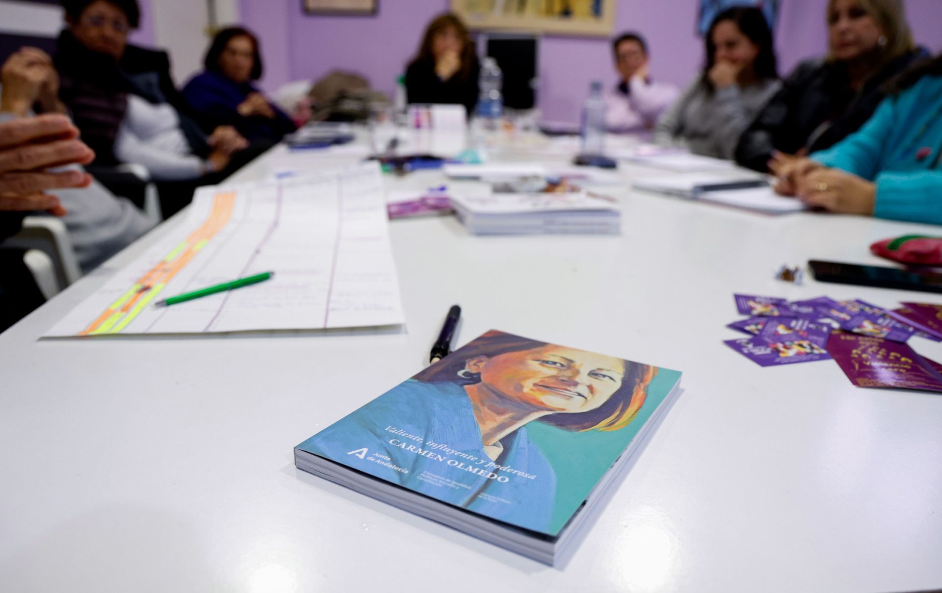 En primer plano, un libro dedicado a la figura de Carmen Olmedo. Feministas malagueñas recordaron para SUR los principales hitos del feminismo malagueño esta semana.