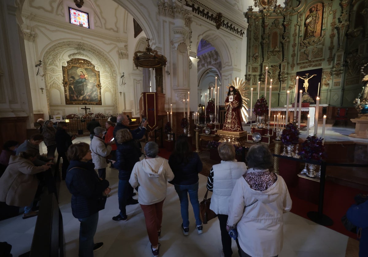 Devotos delante de Jesús de Medinaceli.