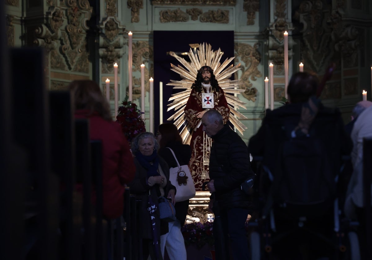 La tradición en Málaga del Cristo de Medinaceli y las tres monedas: «Vengo desde que tengo uso de razón»