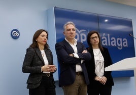 Patricia Navarro, Elías Bendodo y Ana Vázquez, este viernes en la sede provincial del PP.