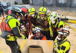 Bomberos de Fuengirola durante las labores desarrolladas en Valencia.