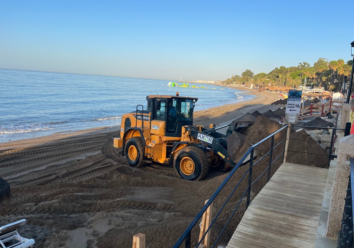 Imagen de la maquinaria habilitada en Marbella para el arreglo de las playas.