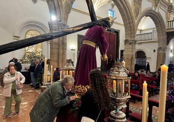 La Iglesia permanece abierta esta viernes hasta las ocho y media.