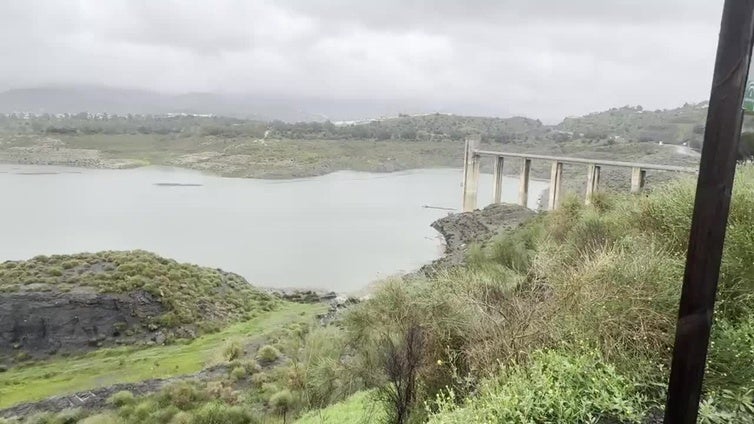 El pantano de La Viñuela empieza a recibir agua