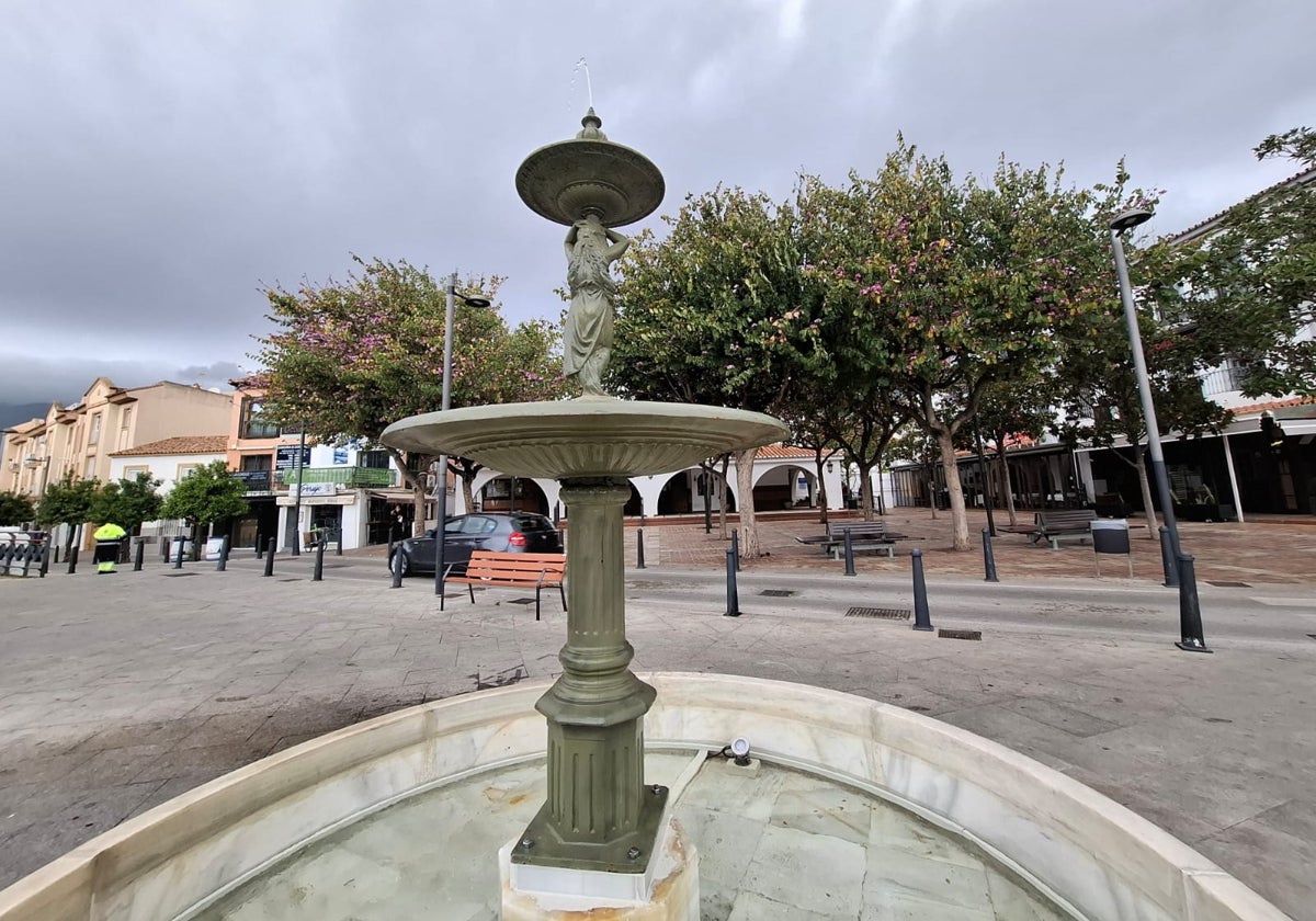 Vista de la fuente, ya reparada, en la plaza de la Iglesia.