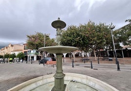 Vista de la fuente, ya reparada, en la plaza de la Iglesia.