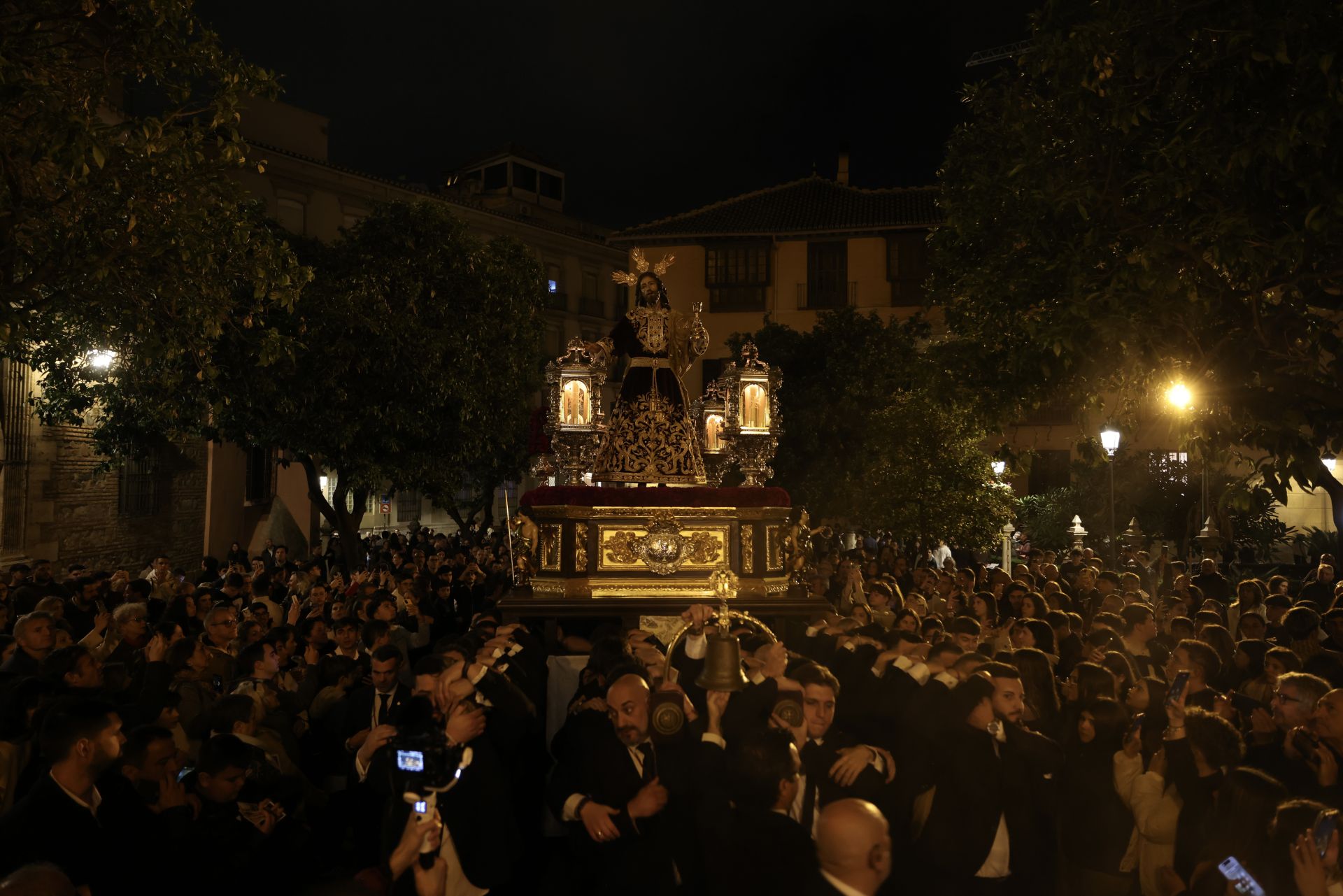 El vía crucis de la Agrupación de Cofradías de Málaga, en imágenes