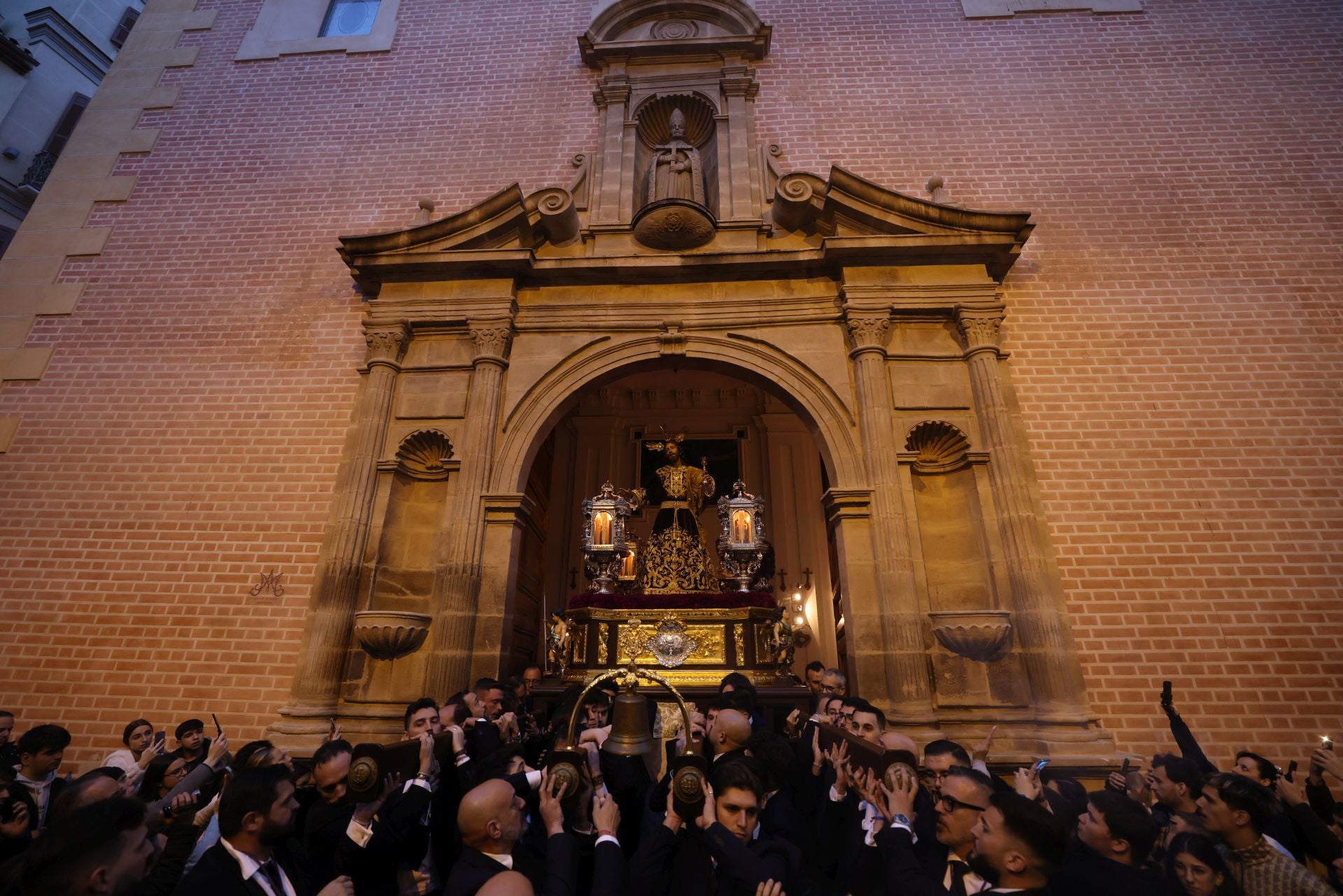 El vía crucis de la Agrupación de Cofradías de Málaga, en imágenes