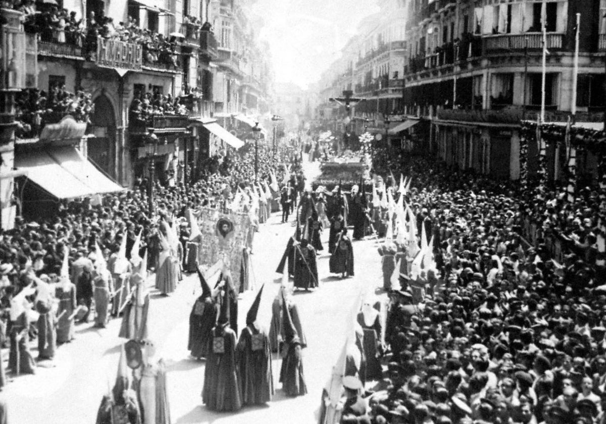 Procesión de la Cofradía de la Expiración en 1935.