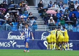 Larrubia se muestra cabizbajo tras uno de los goles del Cádiz.