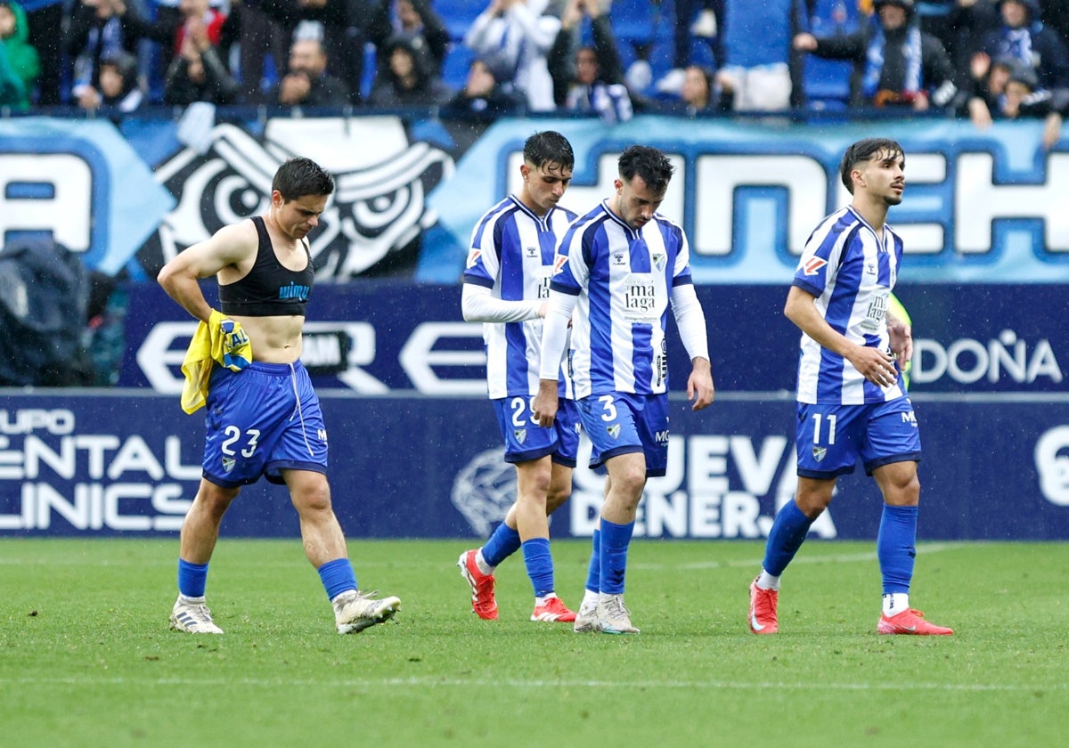 Sangalli, Izan Merino, Puga y Kevin, cabizbajos tras la derrota, en el estreno de las nuevas camisetas.