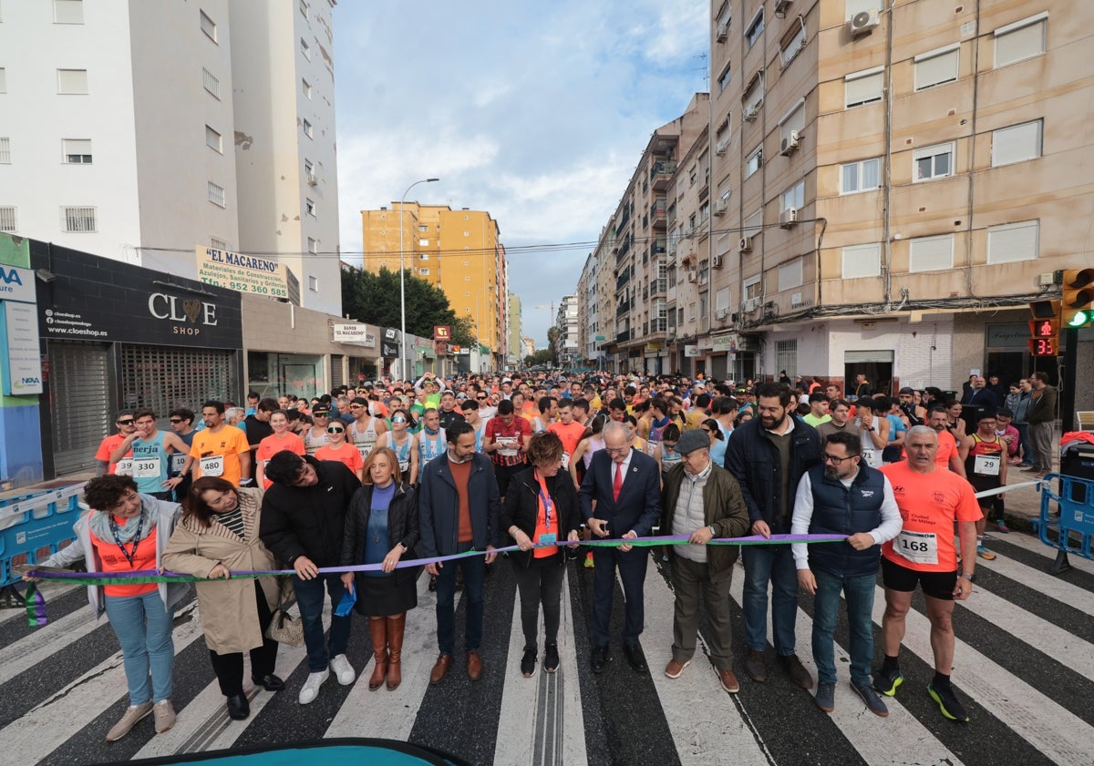 Imagen principal - Alejandro Cañas y Belén Infantes se coronan en la 46ª edición de la Mini Maratón de la Peña El Bastón