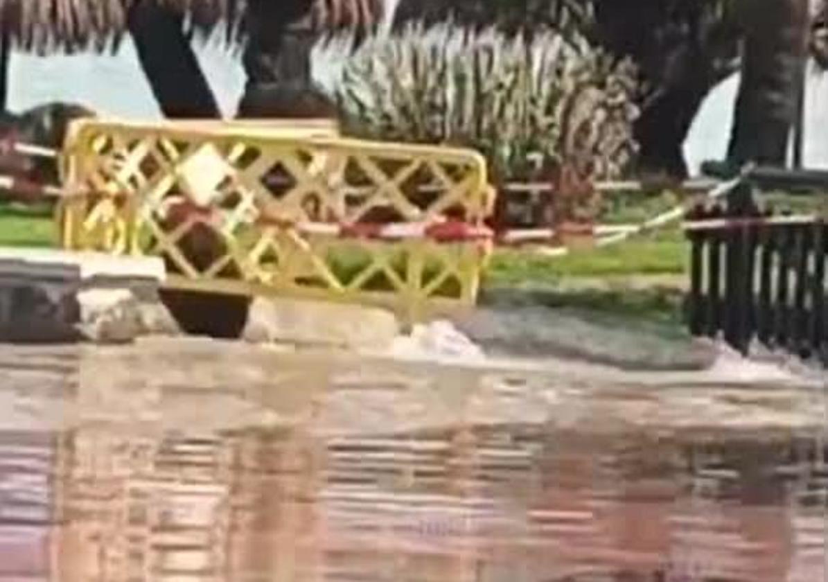 Balsas de agua por las fuertes lluvias en el paseo Marítimo de Torremolinos