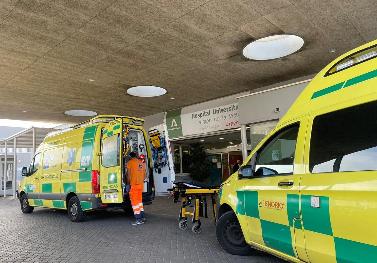 Evacuados cuatro heridos al Hospital Clínico tras la colisión de dos turismos en Málaga