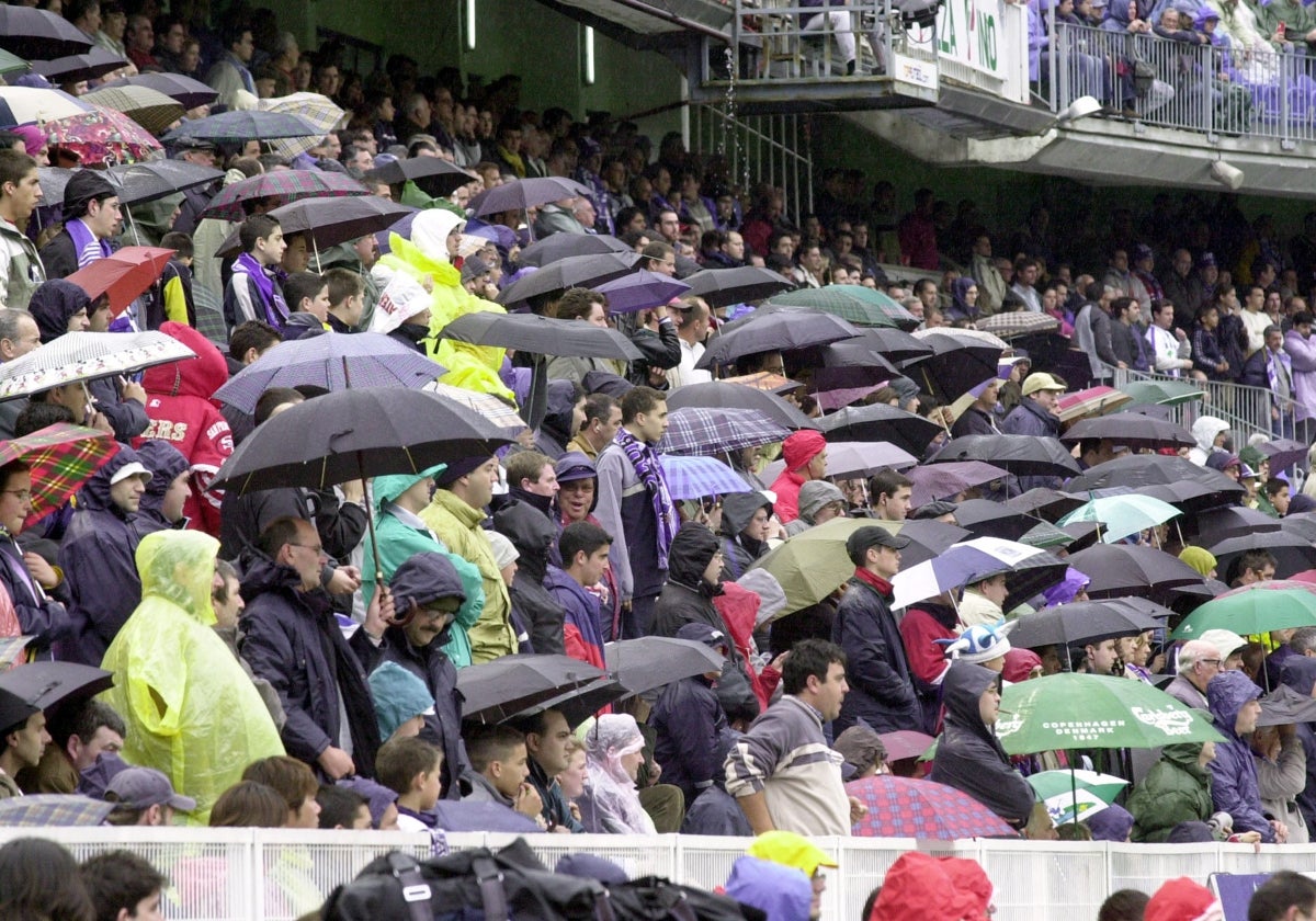 Imagen de un partido con lluvia en La Rosaleda.