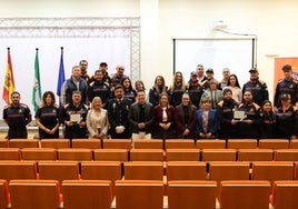 Imagen de los voluntarios reconocidos y las autoridades locales.