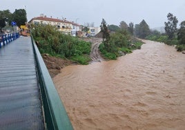 Agua en el río Campanillas, en la barriada homónima.