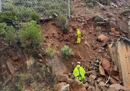 Primeros trabajos para retirar el desprendimiento en la carretera de Ronda-San Pedro.