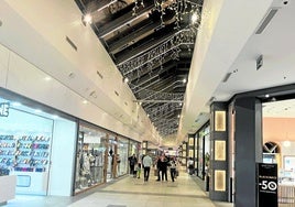 Imagen de una de las zonas de tiendas del centro comercial El Ingenio en Vélez-Málaga.