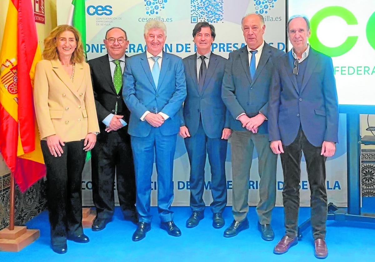 Representantes de los cinco colectivos de comercio de la comunidad, en la firma del acuerdo regional.