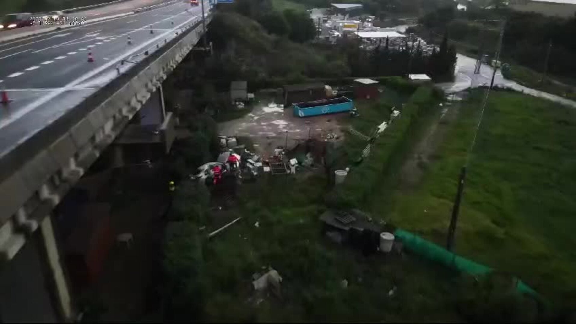 Un coche se precipita desde un puente de la AP-7 en Estepona