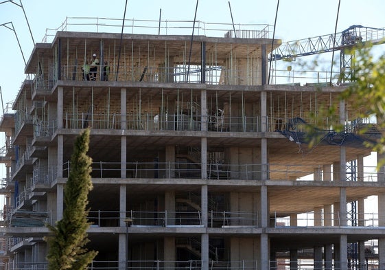 Obras de construcción de un edificio de pisos.