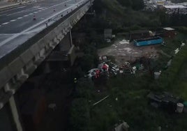 Imagen del vehículo accidentado, cerca del puente Monterroso, y los servicios de emergencia.