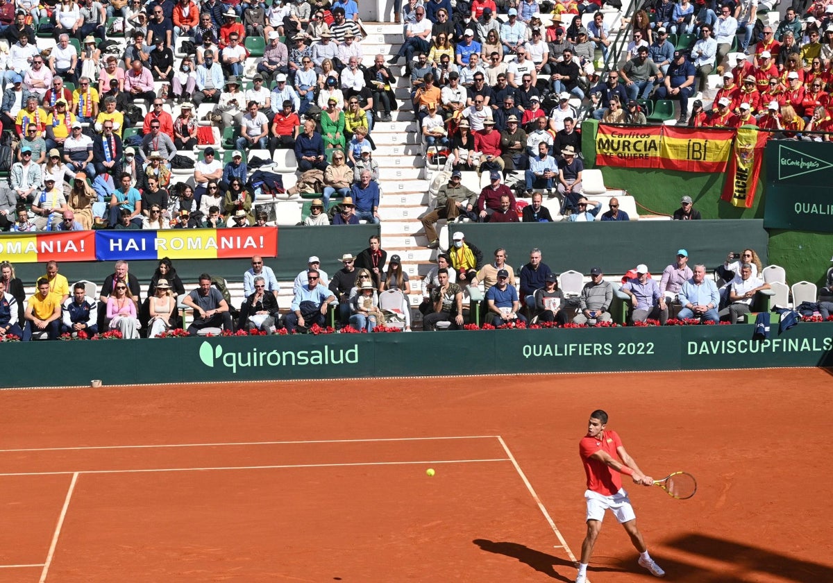 Carlos Alcaraz, en su debut en la Copa Davis, en Puente Romano (Marbella) en 2022 ante Rumania.