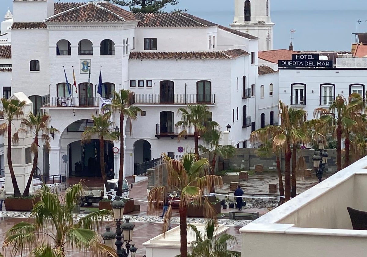 Imagen del muro derribado esta pasada madrugada en la plaza de España de Nerja.