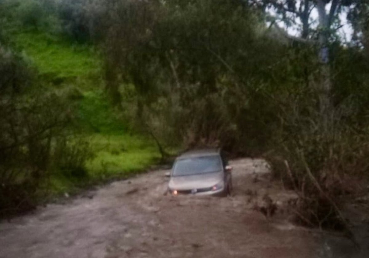 Imagen del vehículo atrapado por la corriente en el río Seco de Arenas.