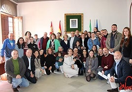 Representación de las distintas asociaciones durante el entrega de la subvención.