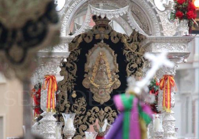 Simpecado de la Real Hermandad de Nuestra Señora del Rocío de Málaga La Caleta.