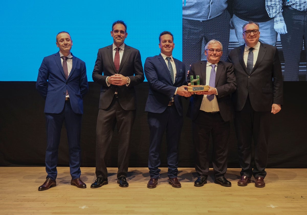 La familia Montes recoge el premio en presencia del consejero y el presidente de la federación.