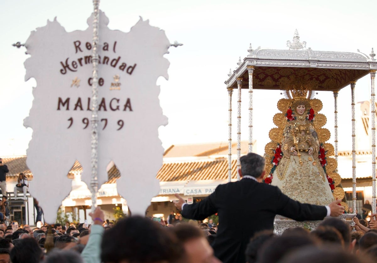 Momento del encuentro del simpecado de la Real Hermandad de Málaga con la Virgen del Rocío.