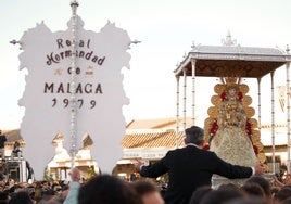 Momento del encuentro del simpecado de la Real Hermandad de Málaga con la Virgen del Rocío.