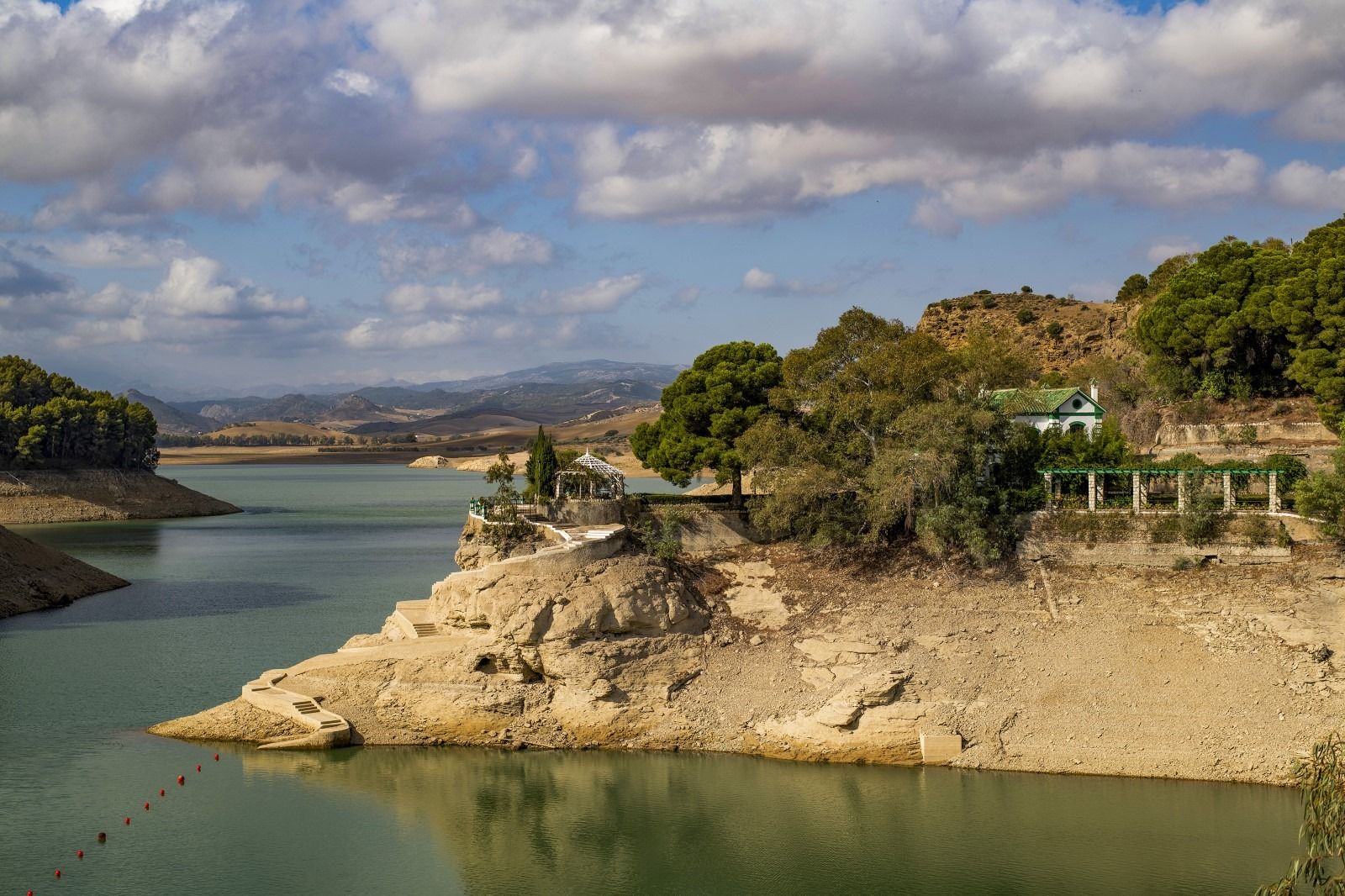 El pantano del Conde de Guadalhorce es el más reconocible de la provincia por la pérgola que está junto a la casona, desde la que parte una escalinata en la roca que baja hasta el agua misma. Esta imagen fue tomada el año pasado. 