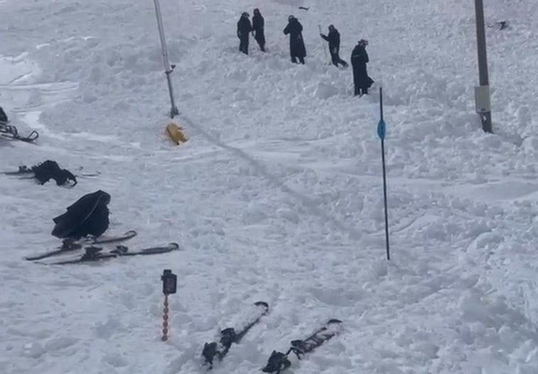 Una avalancha de nieve junto a la pista del Río en Sierra Nevada moviliza a pisteros y Guardia Civil