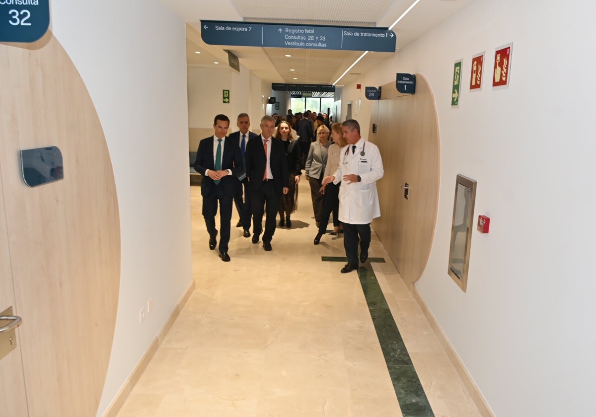 El presidente ejecutivo y el CEO de Hospiten, Juan José Hernández Rubio y Pedro Luis Cobiello, respectivamente, y el alcalde de Estepona, García Urbano, durante el recorrido por las nuevas instalaciones de Hospiten-Estepona.