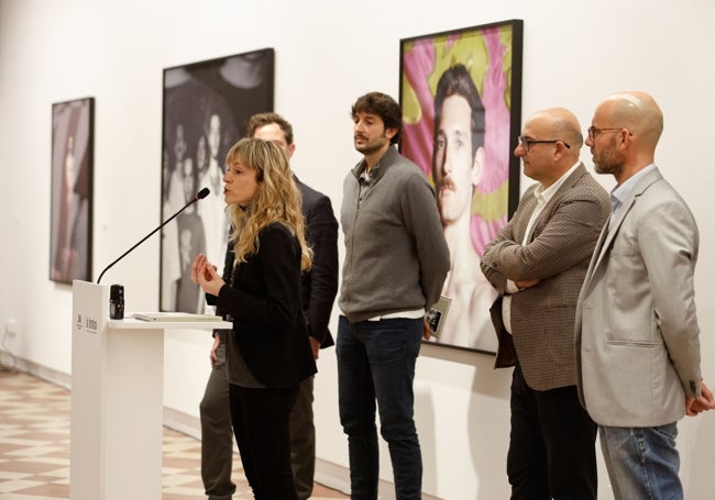 La comisaria de la exposición, Nerea Ubieto, durante la presentación de 'Afectos fugaces' con el vicepresidente y diputado de Cultura, Manuel López Mestanza; el artista Jesús Madriñán, y el director de La Térmica, Javier López.