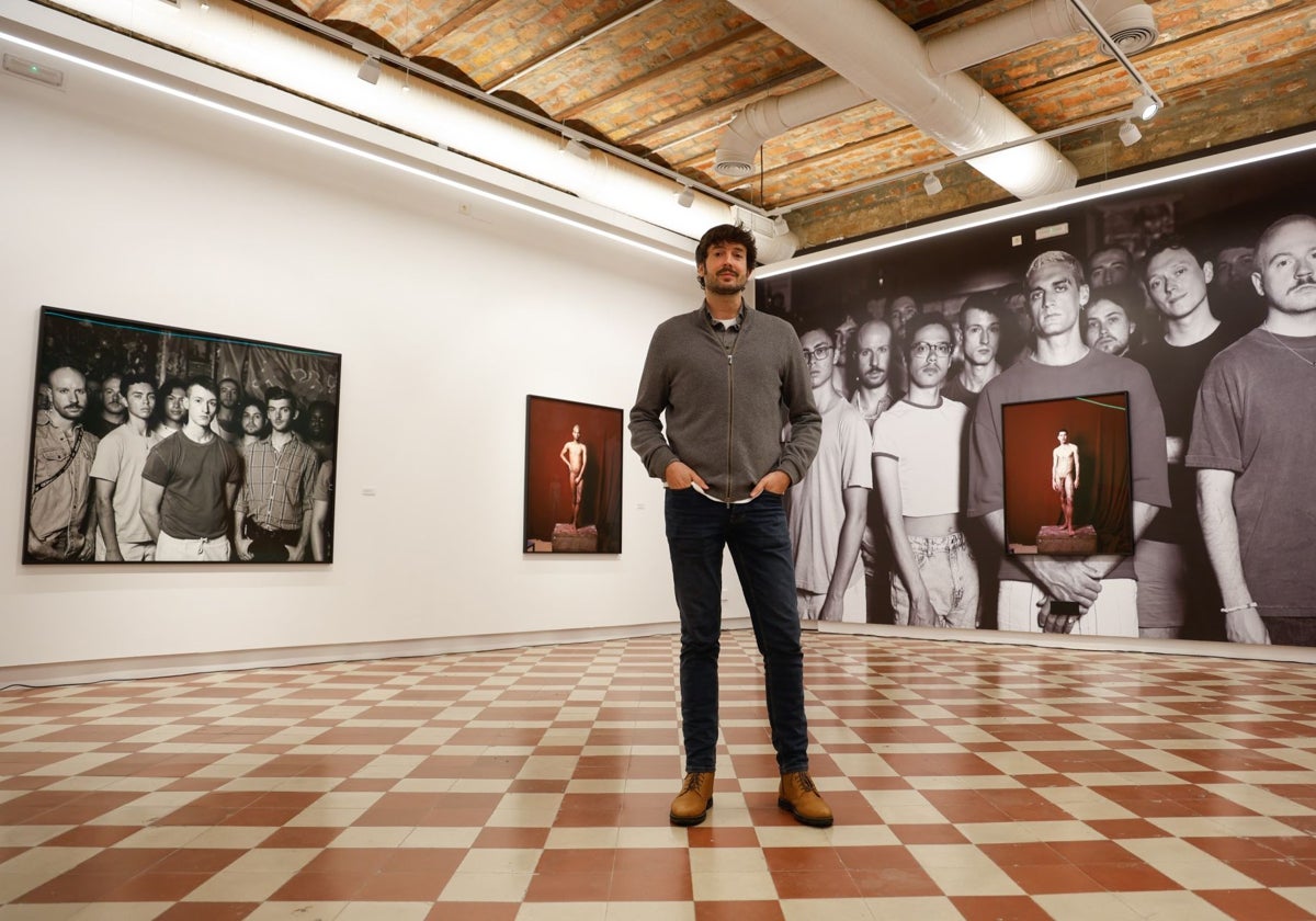 El artista Jesús Madriñán posa delante de algunos de sus trabajos de 'Afectos fugaces' en La Térmica.