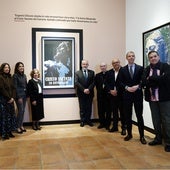 Las autoridades y los organizadores junto a la viuda y el último cartel cofrade pintado por el artista.