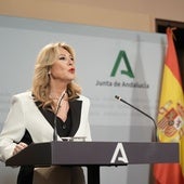 Carolina España, con la consejera de Salud, Rocío Hernández.