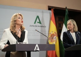 Carolina España, con la consejera de Salud, Rocío Hernández.