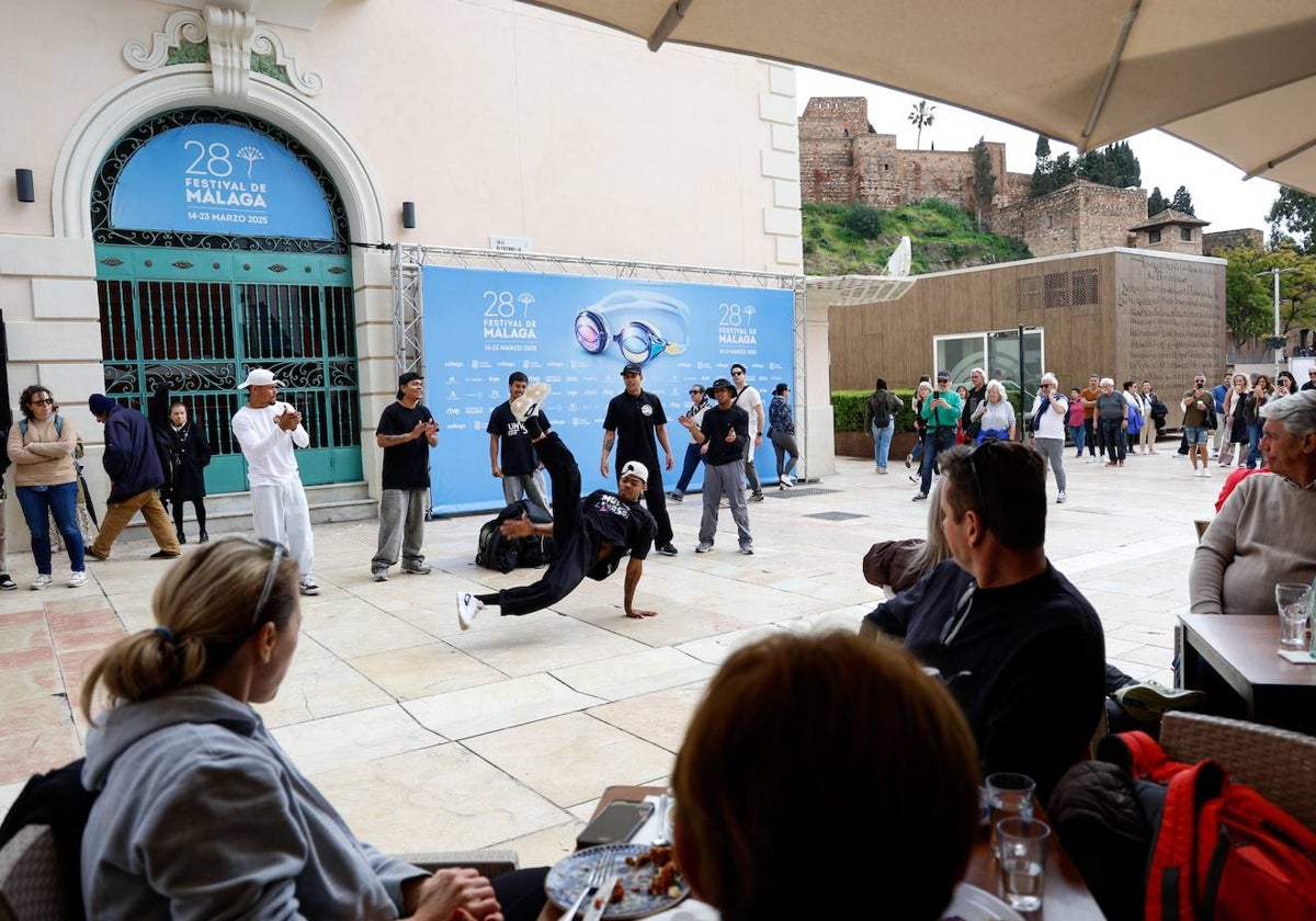 Los escenarios del Festival de Málaga, como el Albéniz, ya lucen 'vestidos de Festival y con ambiente.