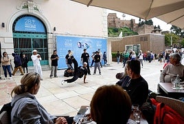 Los escenarios del Festival de Málaga, como el Albéniz, ya lucen 'vestidos de Festival y con ambiente.