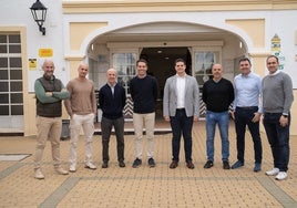Representantes municipales y de la empresa adjudicataria en las instalaciones del polideportivo.