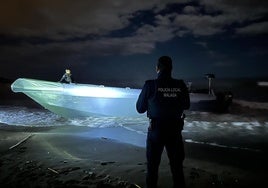 Hallan una narcolancha abandonada en el Peñón del Cuervo