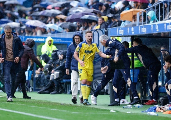 Ontiveros, en el momento en que se retiró al banquillo al ser sustituido el domingo.