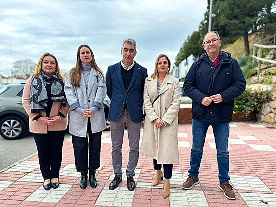 El secretario general del PSOE y parte de los concejales del partido en la explanada de Tivoli.