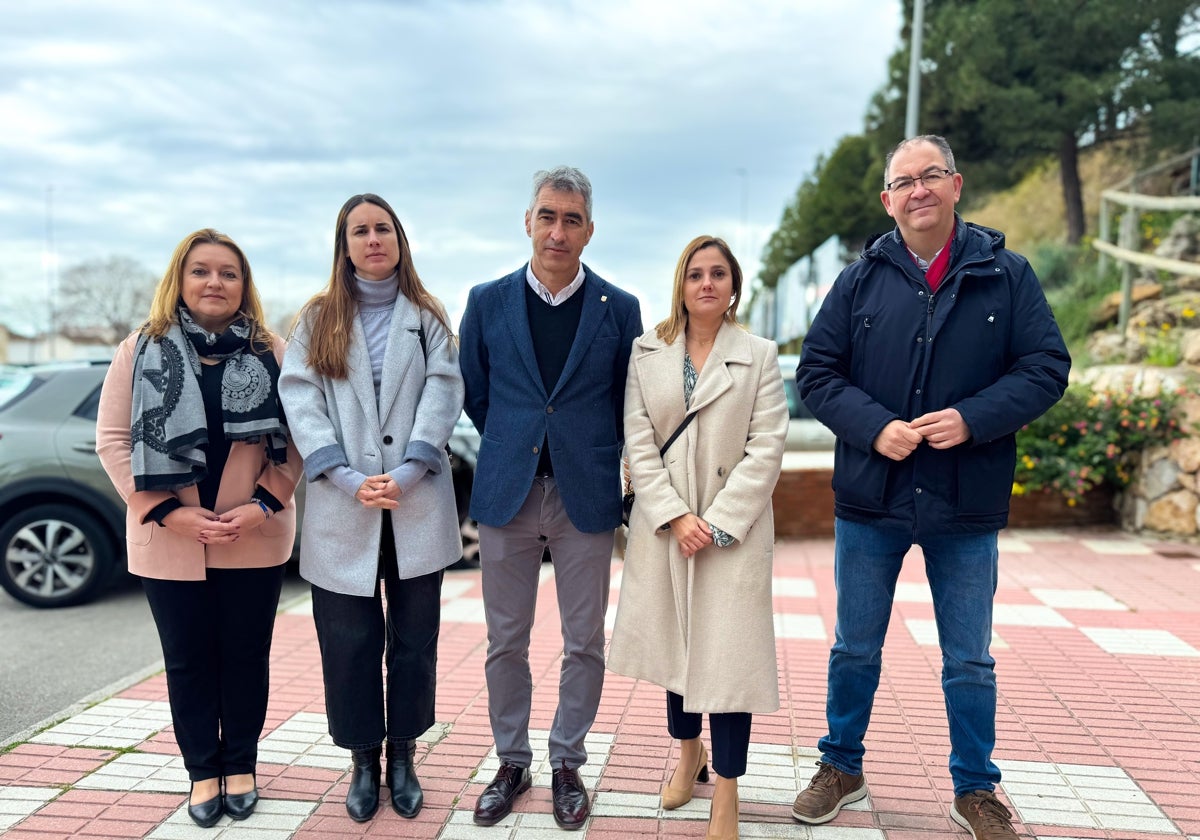 El secretario general del PSOE y parte de los concejales del partido en la explanada de Tivoli.